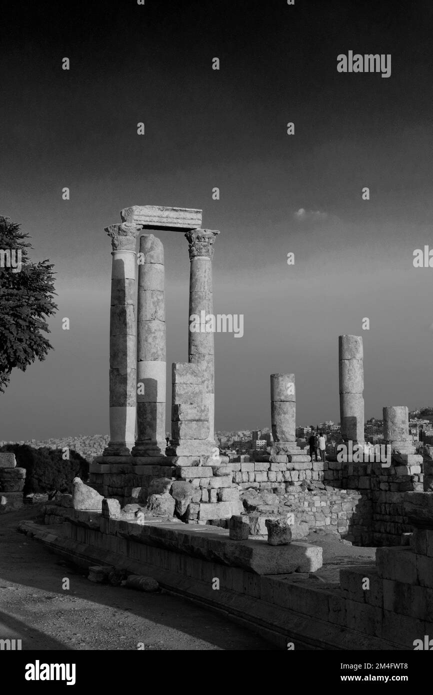 Tramonto sul Tempio Romano di Ercole nella Cittadella, città di Amman, Giordania, Medio Oriente Foto Stock