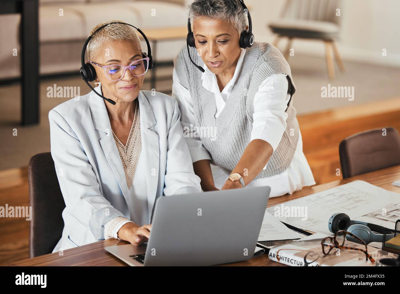 Assistenza clienti, call center e manager che aiutano i consulenti con una consulenza online in ufficio. Servizio clienti, telemarketing e senior Foto Stock