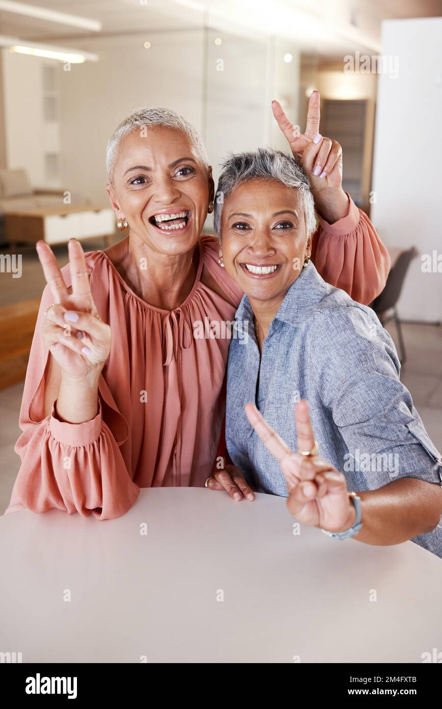 Donne anziane, legami o segni di pace in casa o nel salotto di casa per i social media, l'immagine del profilo o la cattura di memoria fredda. Ritratto, sorriso felice o. Foto Stock