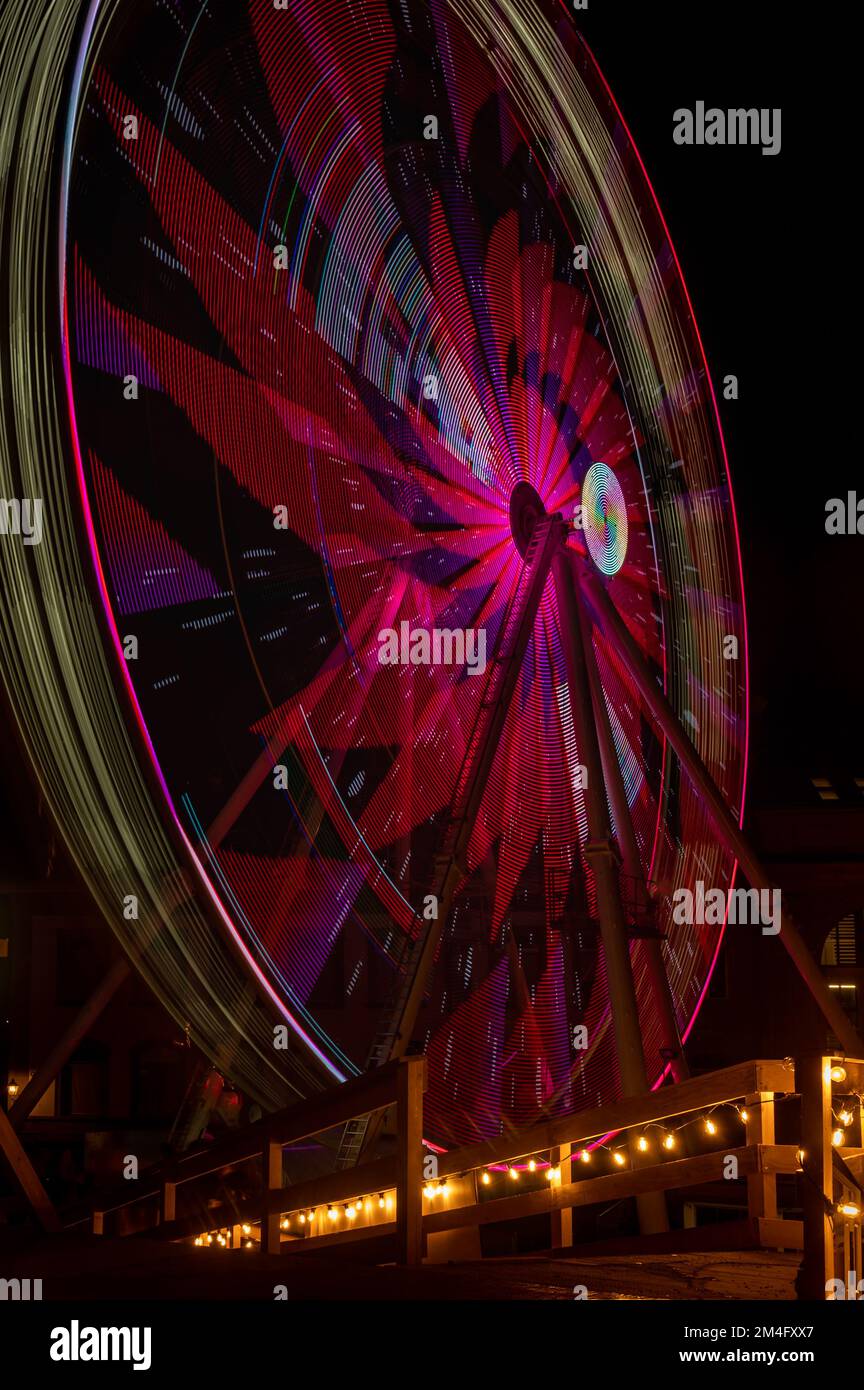 I traghetti ruotano di notte con luci al parco divertimenti. Losanna, Svizzera. Foto Stock