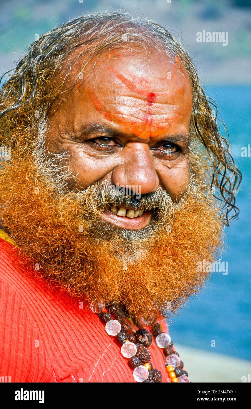 Ritratto di un Sadhu, santo uomo, dopo la sua cerimonia di lavaggio e di preghiera al mattino presso il fiume Narmada Omkareshwar Foto Stock