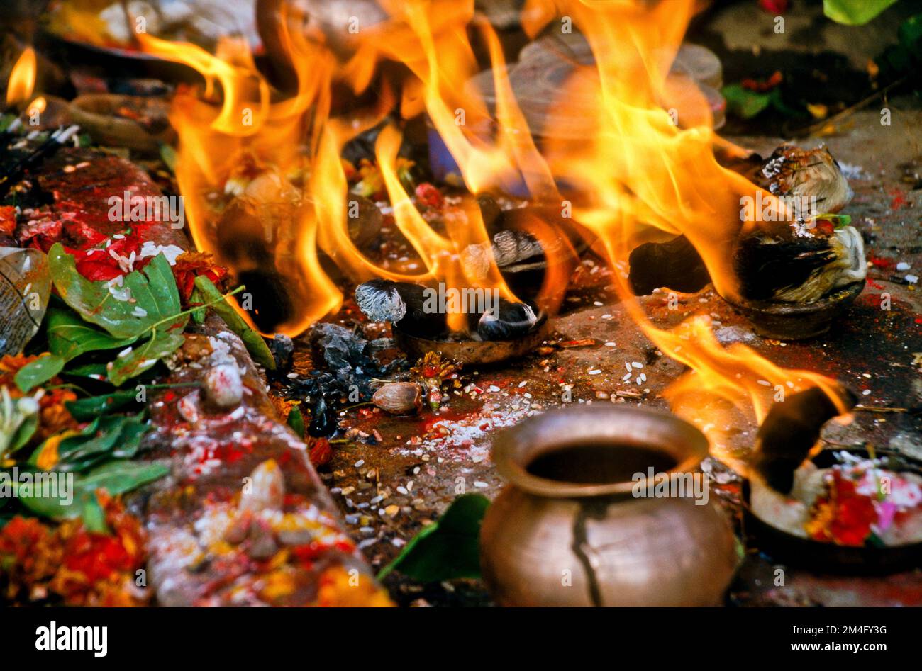 Le cerimonie religiose includono spesso il fuoco. Omkareshwar Foto Stock
