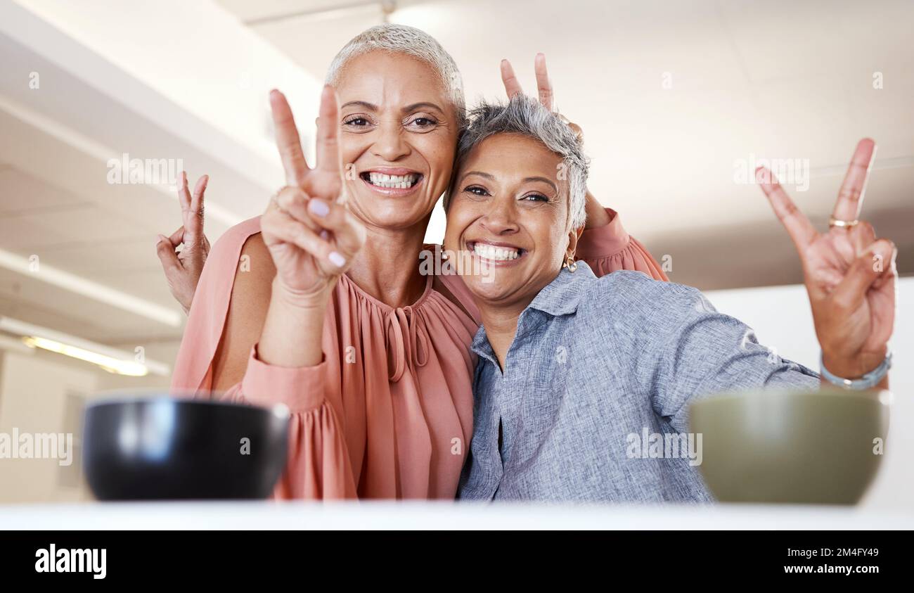 Donne anziane, legami o segni di pace in casa o nel salotto di casa per i social media, l'immagine del profilo o la cattura di memoria fredda. Ritratto, sorriso felice o. Foto Stock
