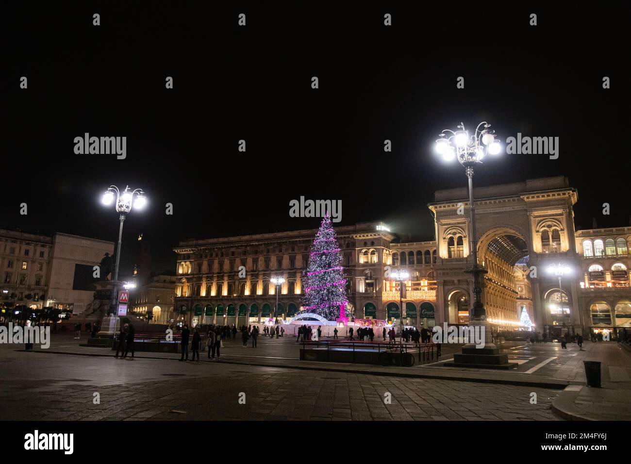 Milano, Italia - Dicembre 2022: Vista panoramica di Piazza Duomo di notte con il tradizionale albero di natale di fronte al Duomo. Foto Stock