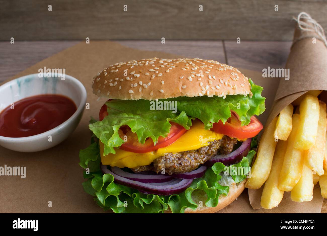Delizioso hamburger fatto in casa, presentazione di fast food con patatine fritte, primo piano. Foto Stock