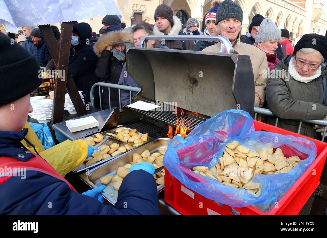 Cracovia. Cracovia. Polonia. Vigilia di Natale per i poveri e i senzatetto nella piazza del mercato principale. Organizzato e finanziato principalmente da restaurateur e filanth Foto Stock