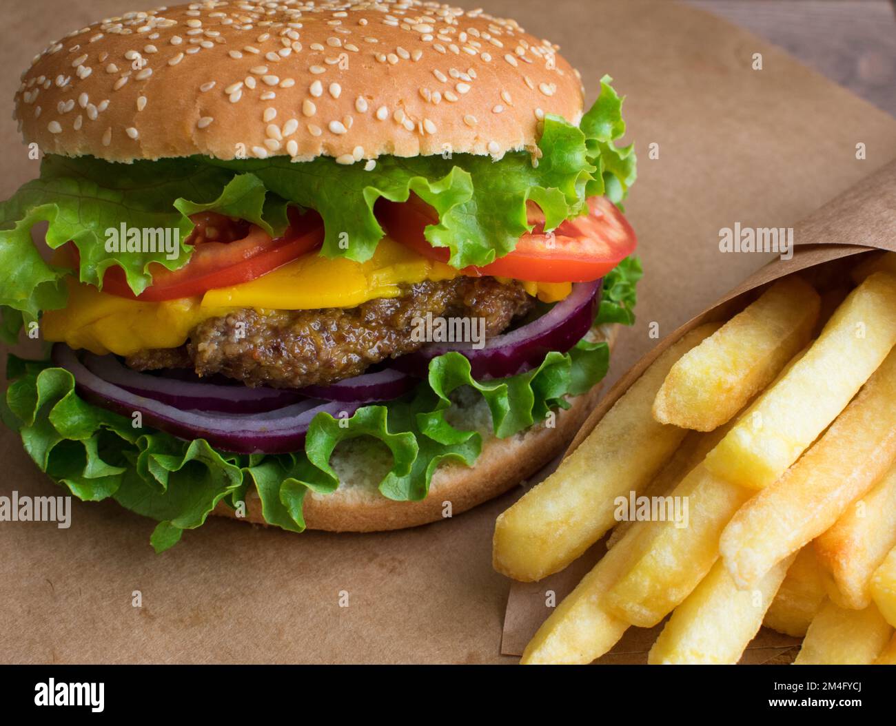 Delizioso hamburger fatto in casa, presentazione di fast food con patatine fritte, primo piano. Foto Stock