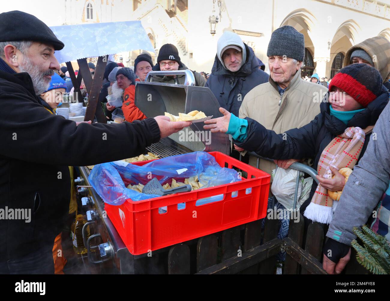 Cracovia. Cracovia. Polonia. Vigilia di Natale per i poveri e i senzatetto nella piazza del mercato principale. Organizzato e finanziato principalmente da restaurateur e filanth Foto Stock