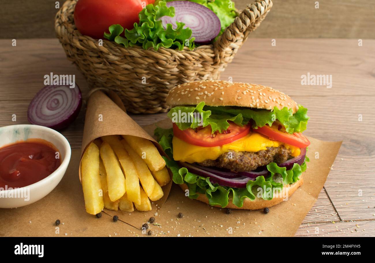 Delizioso hamburger fatto in casa, presentazione di fast food con patatine fritte, primo piano. Foto Stock
