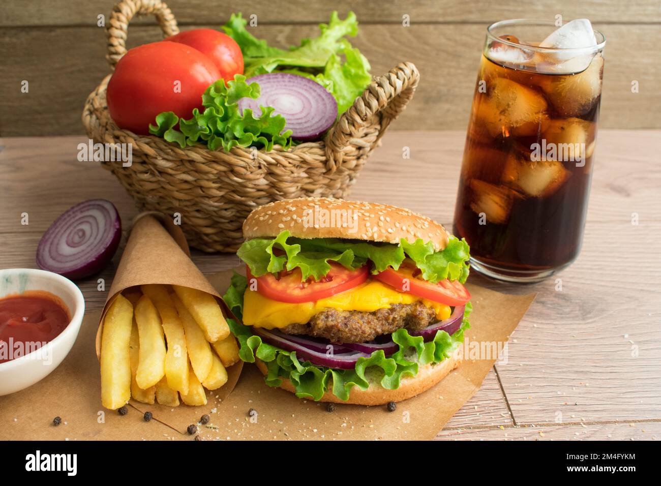 Delizioso hamburger fatto in casa, presentazione di fast food con patatine fritte e coke, primo piano. Foto Stock