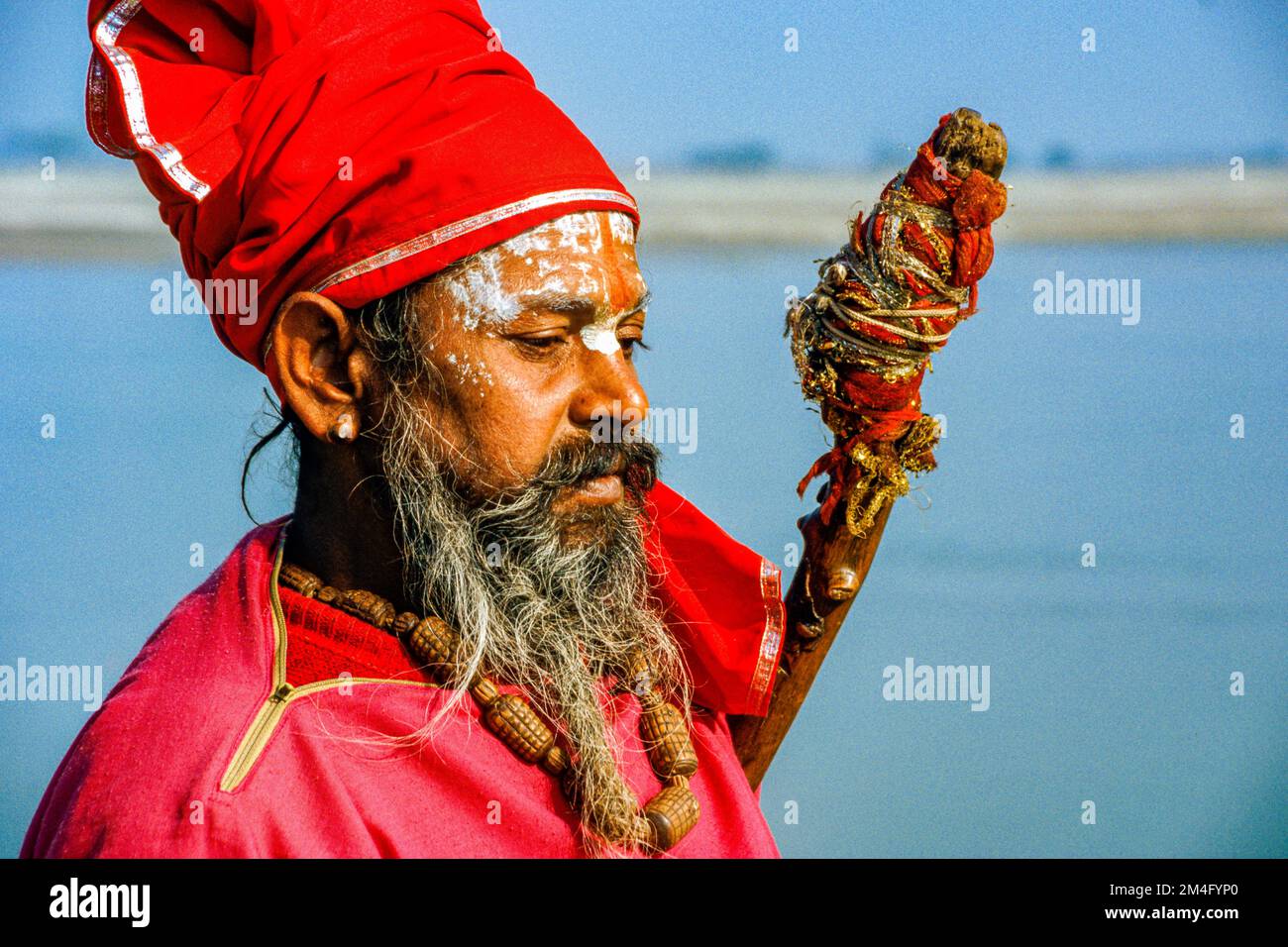 Shiva-Sadhu presso le rive del fiume Ghaghara ad Ayodhya, il luogo di nascita del dio Rama Foto Stock