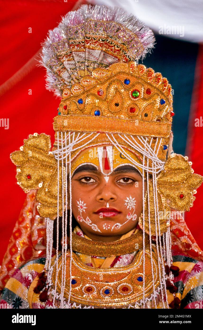Bambino vestito come un Dio per una rappresentazione reliesteous durante Kumbha Mela. Haridwar Foto Stock