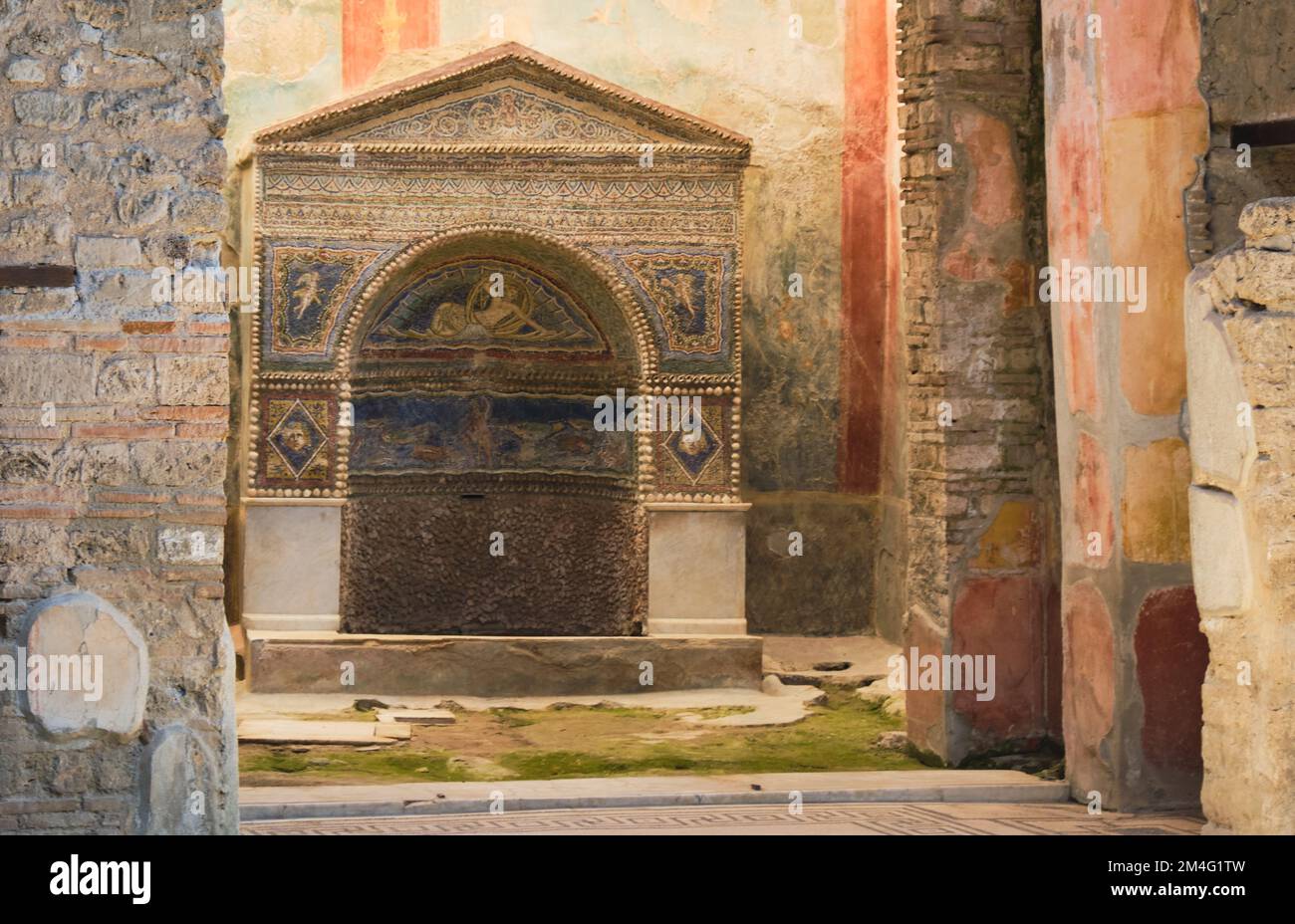 Pompei, fontana decorata, bella fontana a mosaico Foto Stock