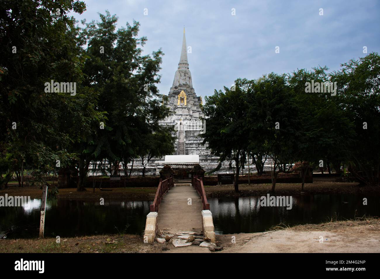 Antica stupa Phukhao Thong antica rovina Chedi per la gente tailandese viaggio visita rispetto pregare benedizione buddha santo desiderio mistero mito a Wat Phu Khao Tho Foto Stock