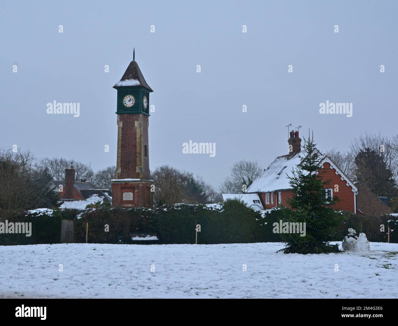 Sandhurst villaggio verde, neve e torre dell'orologio Foto Stock