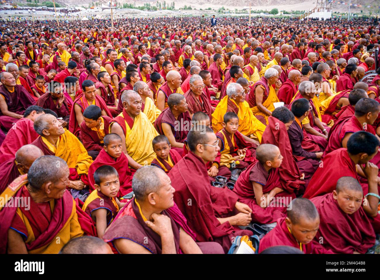 Migliaia di monaci buddisti ascoltando gli insegnamenti del Dalai Lama Foto  stock - Alamy