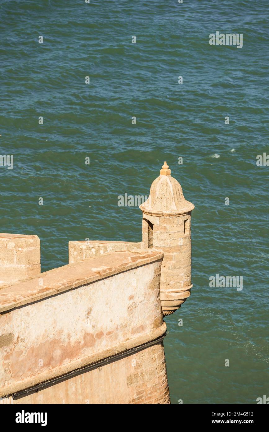 Fortezza di pietra contro il mare, kasbah degli Udayas a Rabat, capitale del Marocco Foto Stock