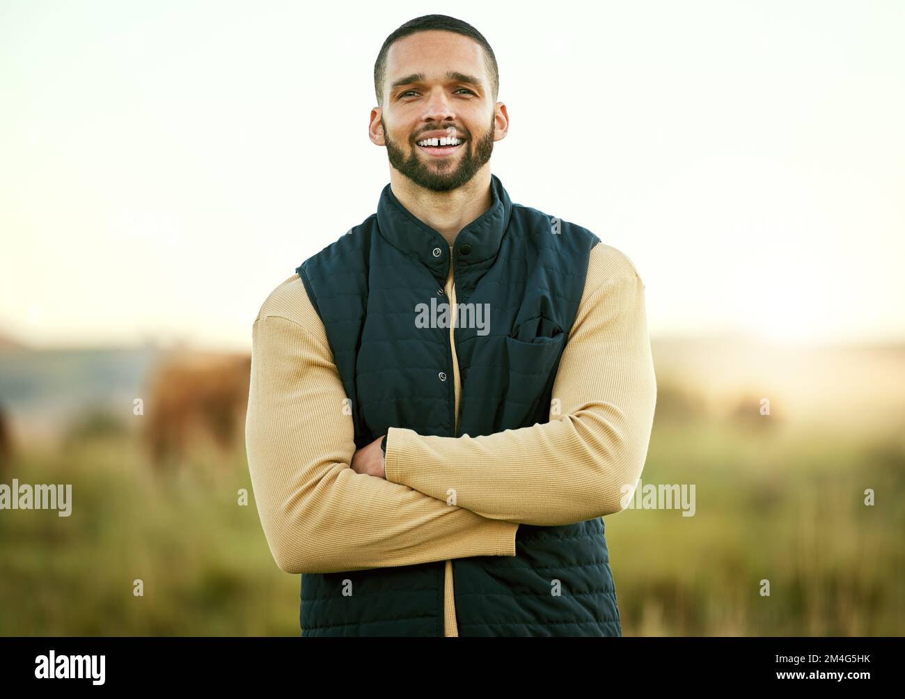 Ritratto, uomo o agricoltore felice sull'erba con obiettivi di sostenibilità, mentalità di crescita o visione di sviluppo agricolo. Mucche, faccia o persona orgogliosa sorride Foto Stock