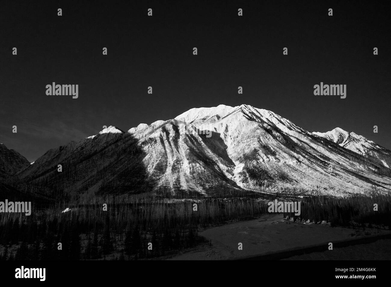 Ripresa di una montagna nella Columbia Britannica, Canada, al mattino presto Foto Stock