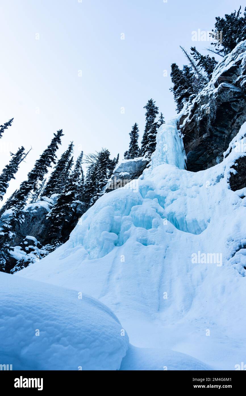 Cascata ghiacciata in inverno vicino a Panorama, British Columbia, Canada Foto Stock