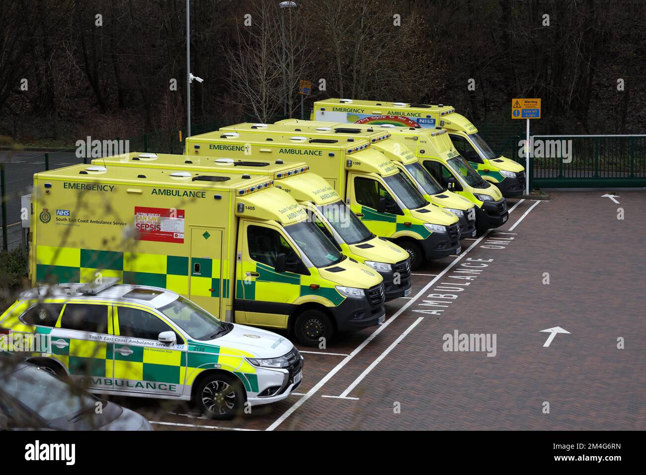 Brighton, Regno Unito. 21st Dec, 2022. Una fila di ambulanze stazionarie all'interno del Chamberlain House Ambulance Centre a Brighton durante l'azione industriale da personale di Ambulance oggi. Credit: James Boardman/Alamy Live News Foto Stock