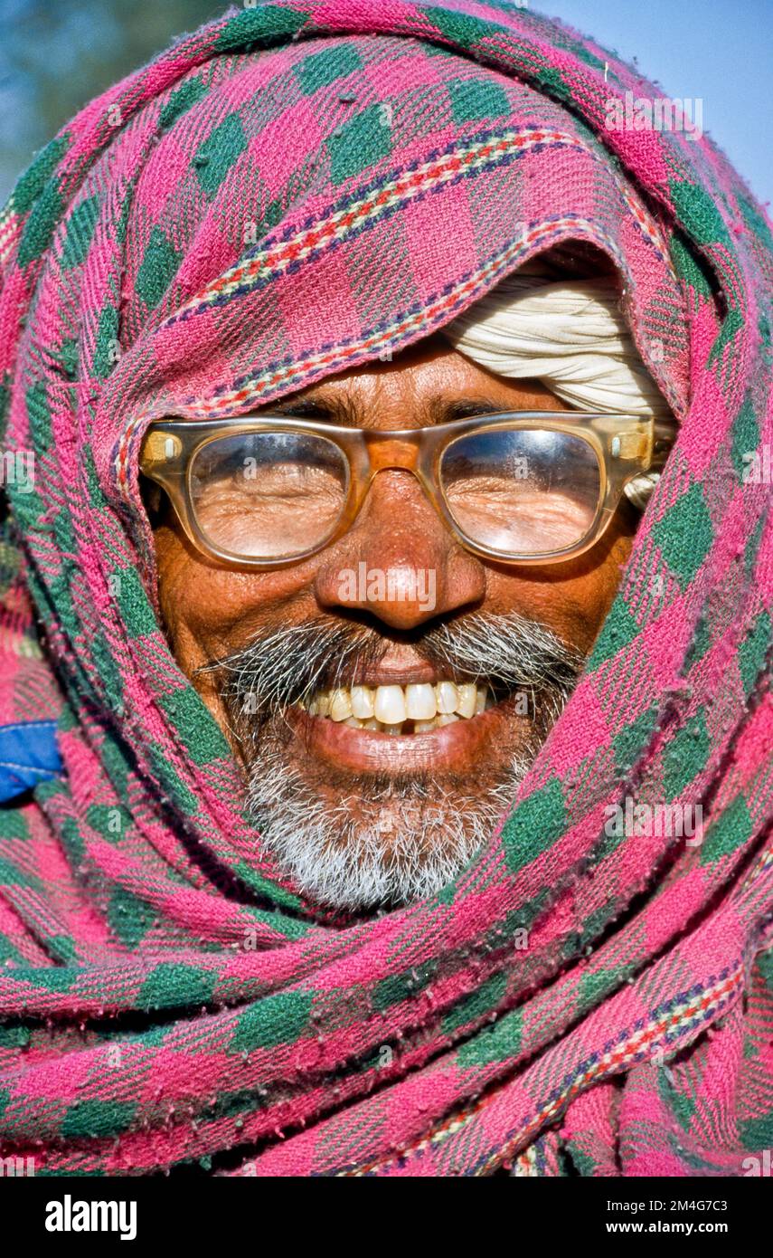 Contadino con bicchieri alla fiera del cammello di Pushkar, uno dei più grandi mercati di cammelli in Asia. Foto Stock