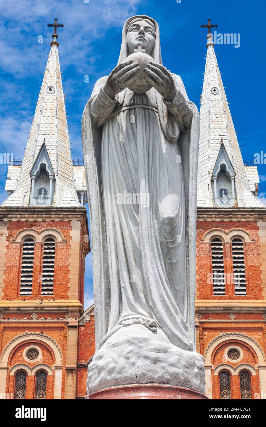 Statua di fronte alla Cattedrale di Notre Dame, Saigon, Vietnam Foto Stock