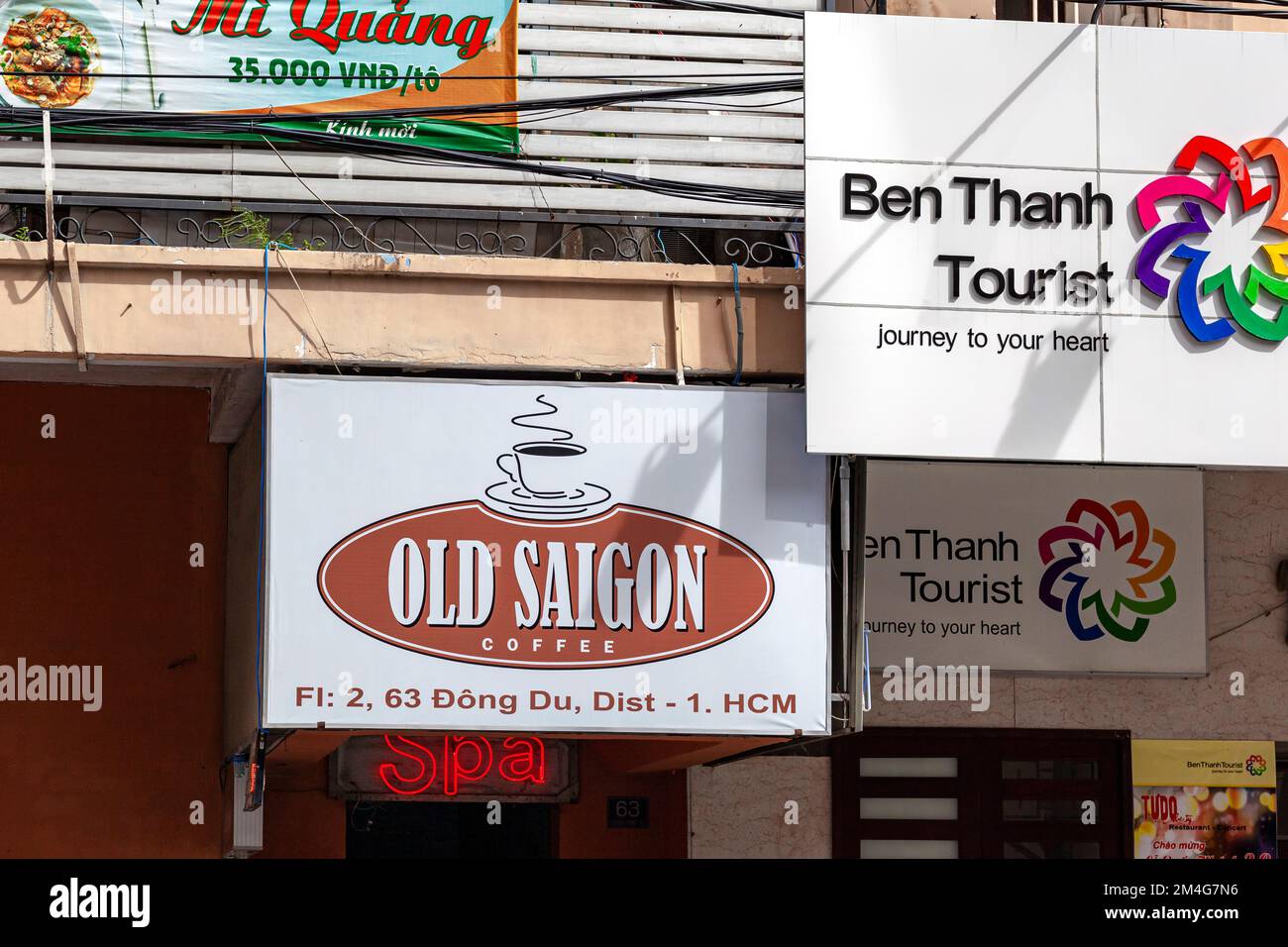 Spa e Coffee Shop mostra cartelli, ho Chi Minh City, Vietnam Foto Stock