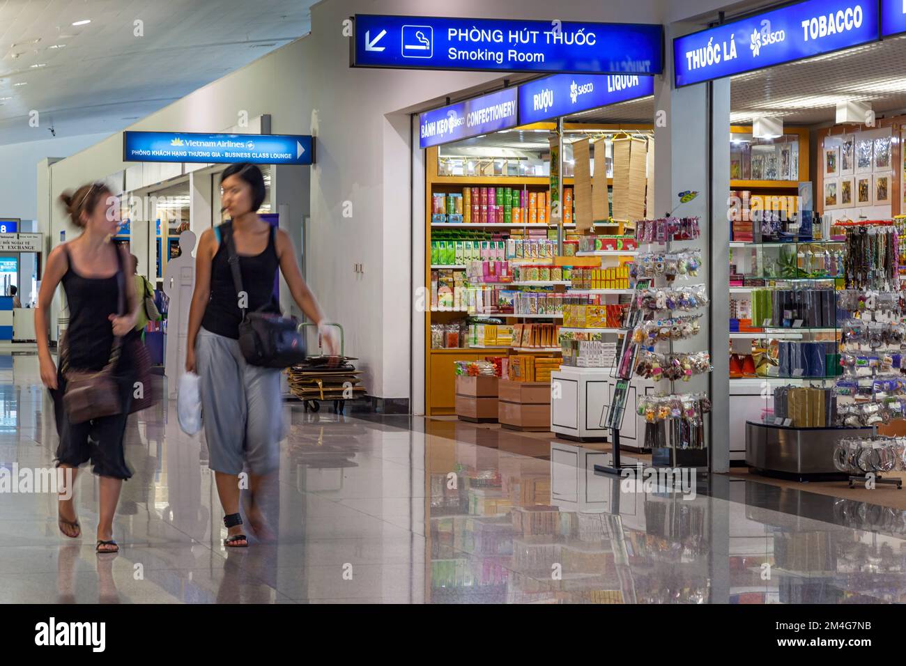 Passeggeri e Duty Free Shop, Tan Son Nhat International Airport, ho Chi Minh City, Vietnam Foto Stock