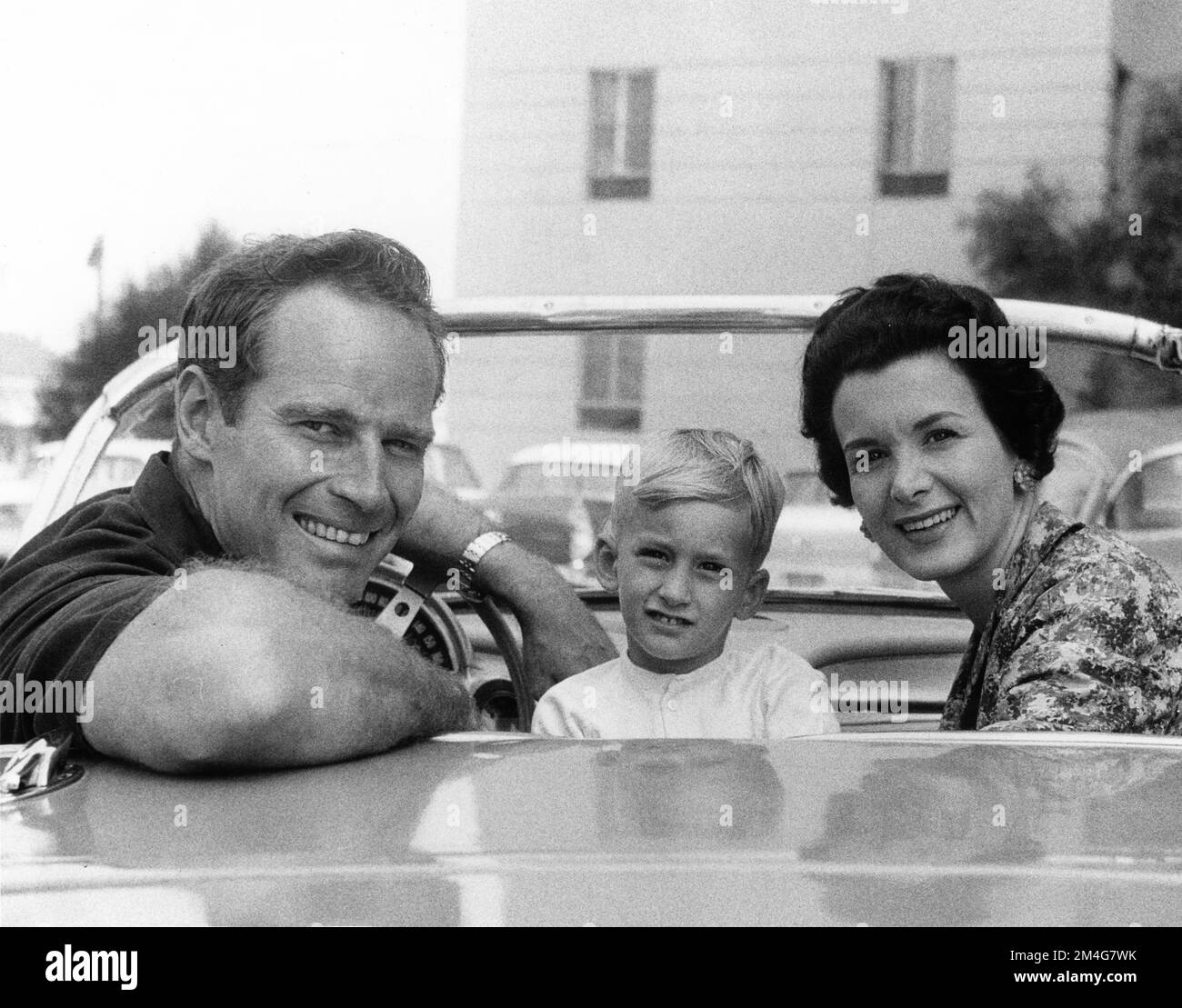 CHARLTON HESTON con il suo figlio di 4 anni FRASER HESTON e la moglie LYDIA CLARKE HESTON nella loro nuova auto a Los Angeles nell'agosto 1959 Foto Stock