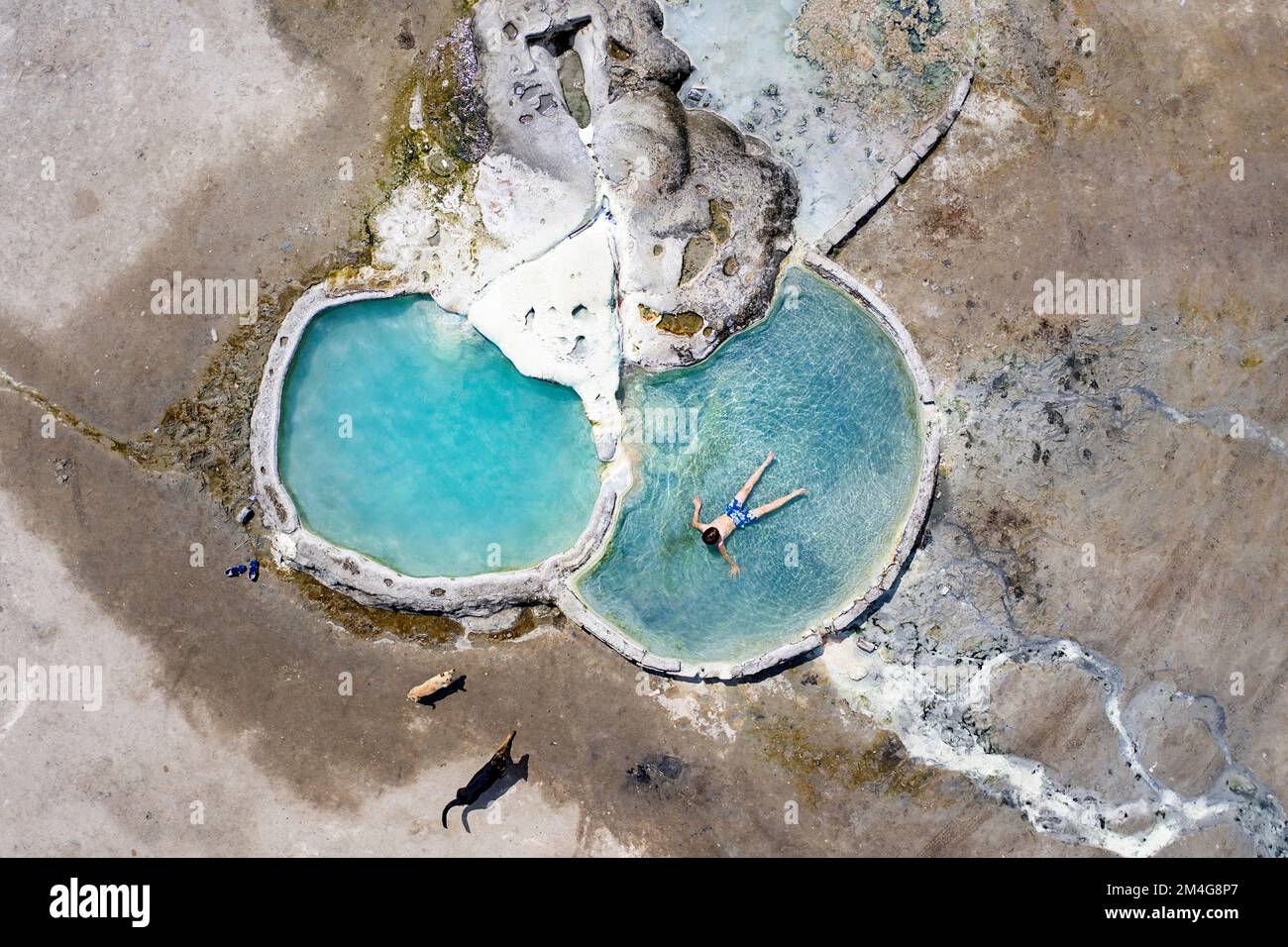 Veduta aerea di una bella piscina di zolfo di Vani (Geyser di zolfo di Dikhashkho), bagno all'aperto e un bambino che si rilassa in una sorgente calda vicino a Town Vani in Georgia Foto Stock