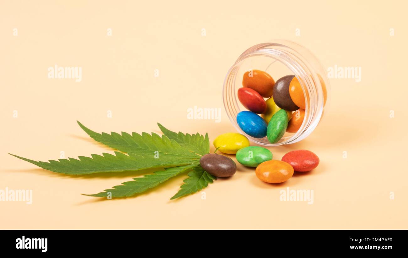 cioccolatini di cannabis colorati candie con thc e cbd, droghe ricreative. Foto Stock
