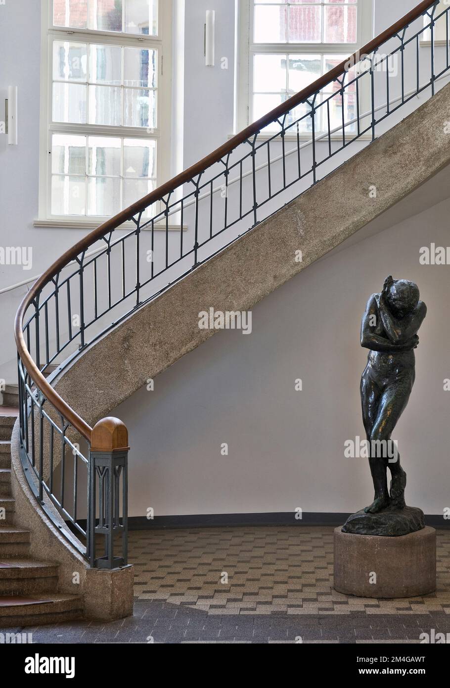 Foyer con scalinata in stile Art Nouveau e Auguste Rodin's Eve, Bauhaus University Weimar, Germania, Thueringen, Weimar Foto Stock