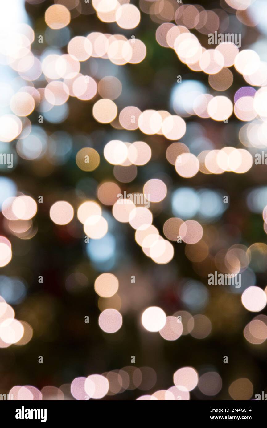 Le luci natalizie invernali hanno un effetto bokeh sullo sfondo Foto Stock