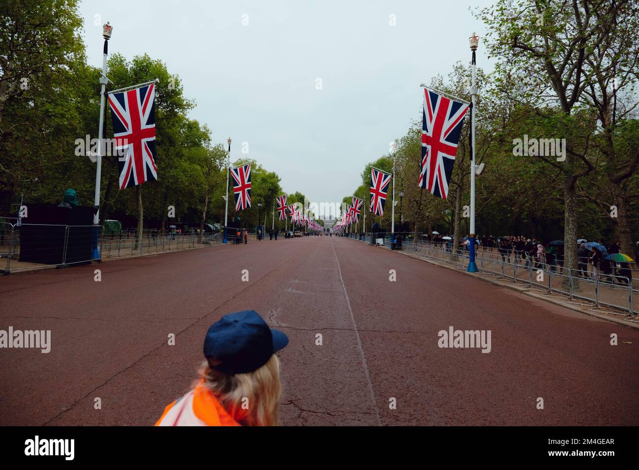 Londra, Regno Unito. 13 SET, 2022. I membri del pubblico continuano a portare fiori e messaggi personali di cordoglio a Green Park vicino a Buckingham Palace dopo la morte della Regina Elisabetta II Foto Stock