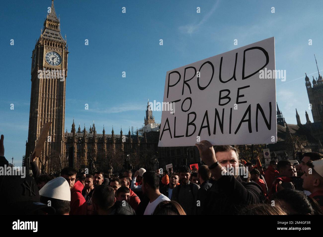 Gli albanesi di Londra hanno protestato sabato (12 novembre) in seguito alle dichiarazioni del Segretario Suella Braverman, che ha parlato di 'invasione' a causa dell'elevato numero di immigrati. Foto Stock