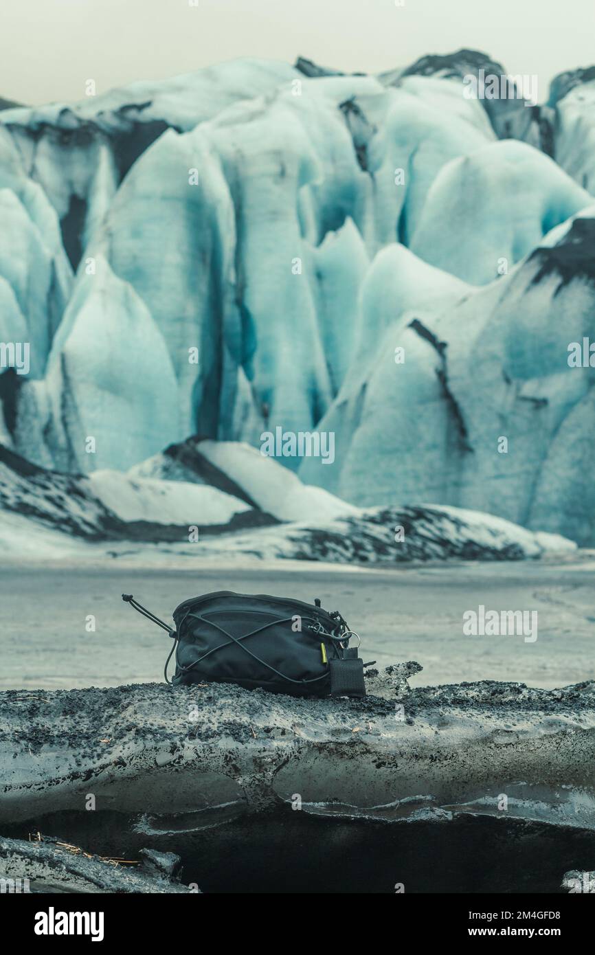 Avvicinate la piccola borsa turistica alla foto del concetto di ghiaccio Foto Stock