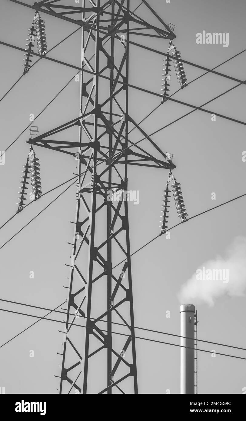 Camino di fabbrica con fumo. Tubo industriale. Torre della linea elettrica Foto Stock