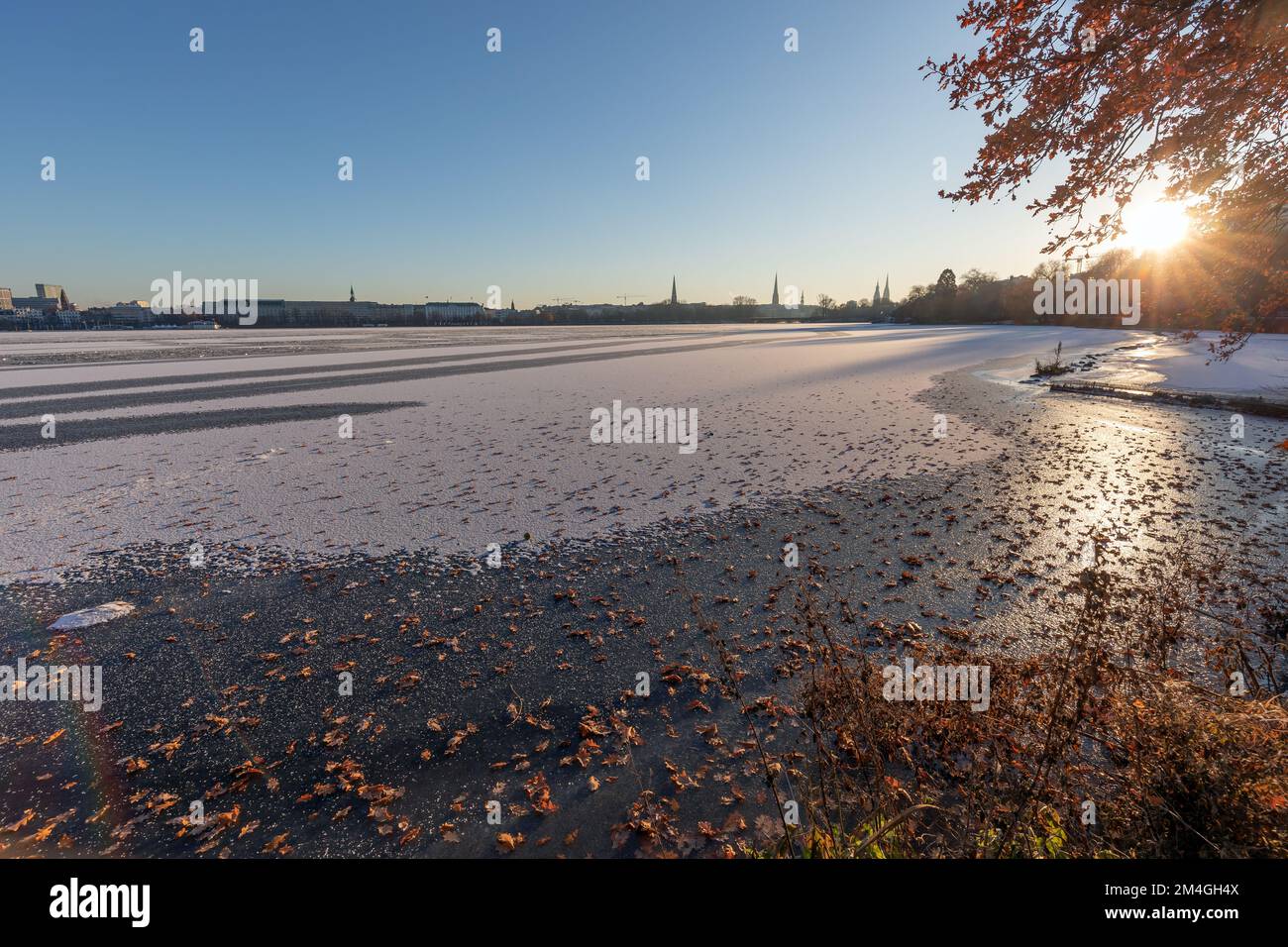 vista dalla riva sul lago ghiacciato di alster Foto Stock