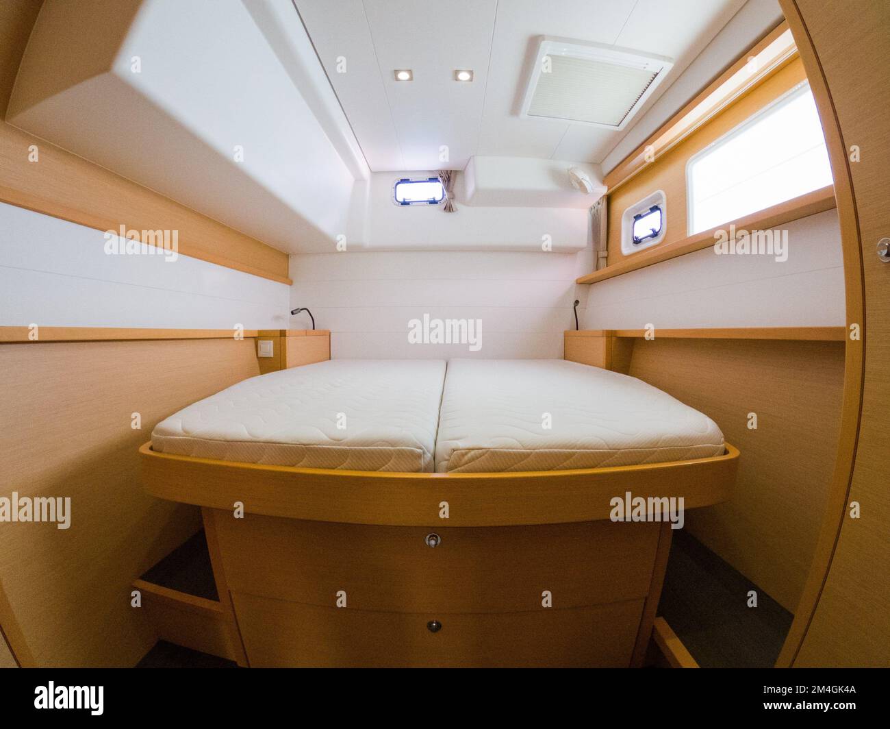 Sailing yacht interior immagini e fotografie stock ad alta risoluzione -  Alamy
