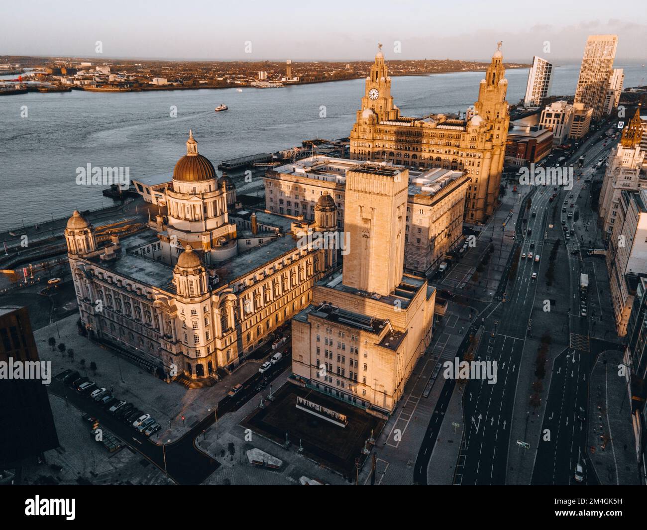 Royal Liver Building a Liverpool, Inghilterra dal drone Foto Stock