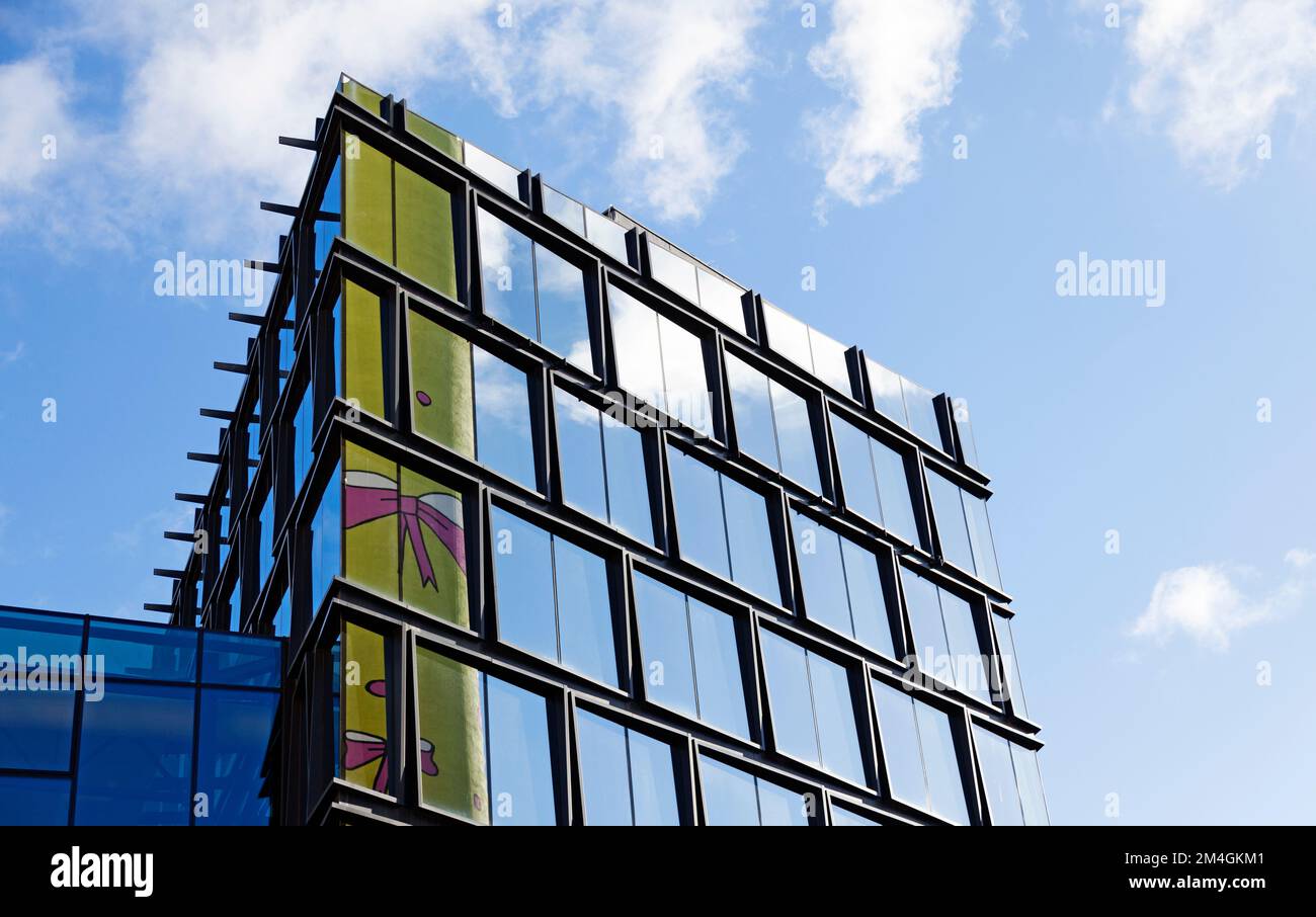 Stoccolma, Svezia - 11 ottobre 2022: Edificio dell'hotel con vetri a specchio accanto al Globe Foto Stock