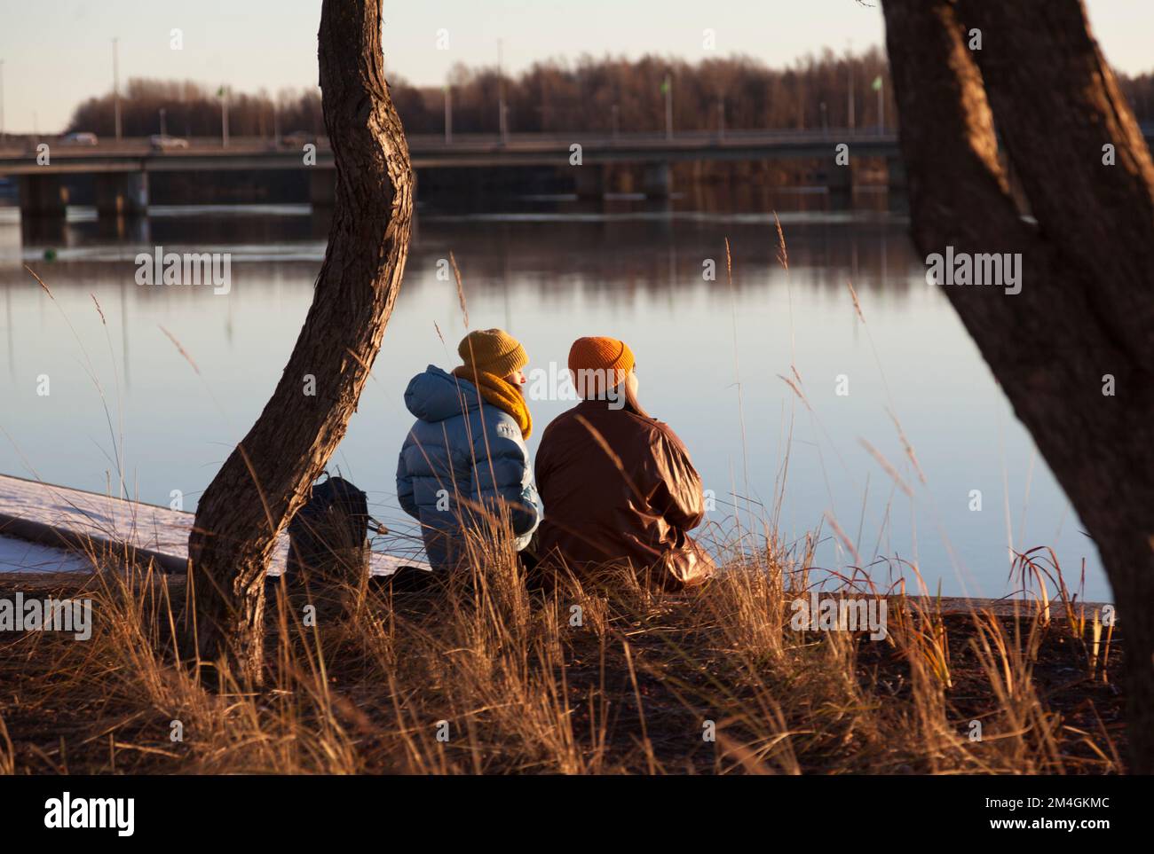 Umea, Norrland Svezia - 16 novembre 2022: Due sorelle godono dell'ultimo caldo sole autunnale Foto Stock