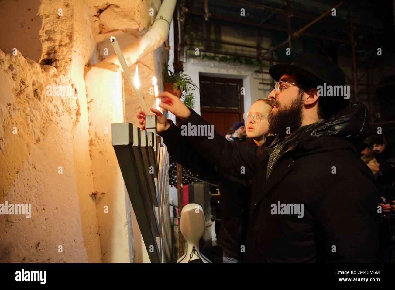 Maiori, Salerno, Italia - 20 dicembre 2022 : Rabbino Yisroel Piha, in occasione della festa ebraica di Hannukkah (Festa delle luci) nel centro storico della città della costiera amalfitana, ha ricordato l'antica comunità di origine ebraica che viveva a Maiori e nel rabbino Elio Toaff. Per l'occasione ha acceso la terza candela della Menorah di Hannukkah (Candelabra con nove braccia). Il Festival di Hanukkah è iniziato quest'anno il 18 dicembre e si concluderà il 26 dicembre. Durante l'accensione il Rabbi cantò canzoni e leggeva brani della tradizione ebraica, il 20 dicembre 2022 a Maiori. Rabbi Yisroel Piha Foto Stock