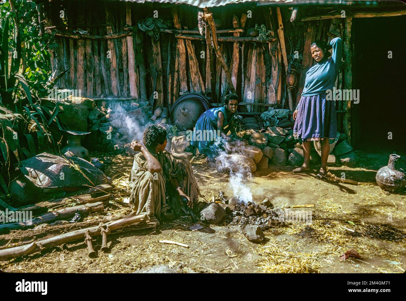 Etiopia, 1970s, villaggio ebraico di Falasha, 3 donne che cuocevano ceramiche di argilla, Beta Israele Falasha Ebrei Ebrei Ebrei Etiopi, regione di Amhara, Africa orientale, Foto Stock