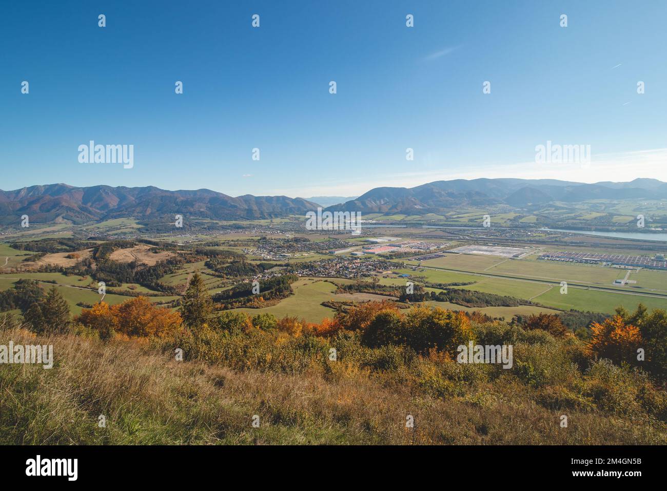 Punto di vista dalla montagna Stranik vicino Zilina, Slovacchia. Vista sulla valle e sulle foreste colorate in autunno. Bella giornata di sole. Viaggiare nell'Europa orientale Foto Stock