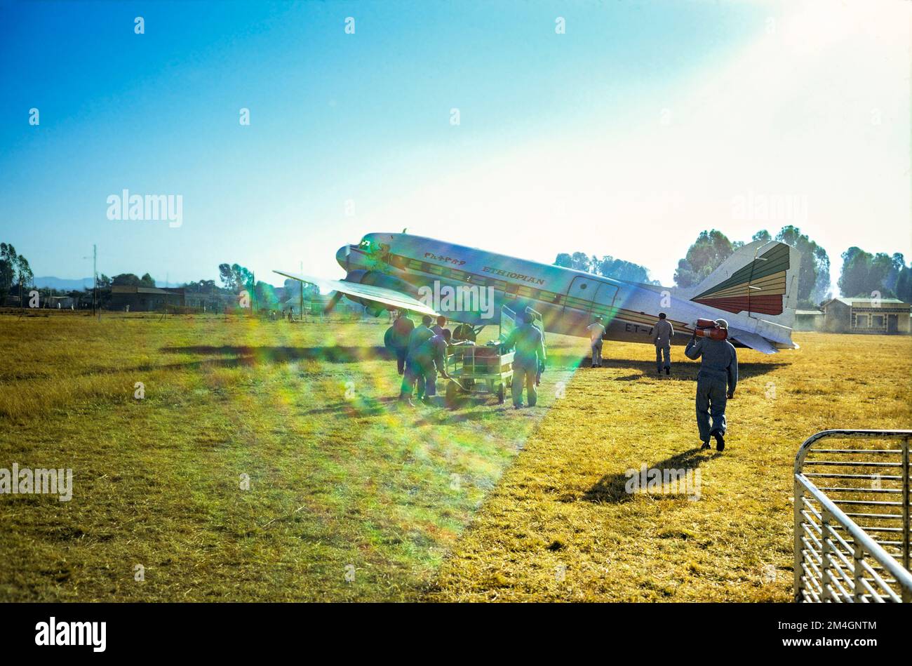 Etiopia, 1970s, aeroporto di Gondar, persone a bordo di un aereo McDonnel Douglas DC-3, compagnia aerea Etiopia, strisce leggere, regione di Amhara, Africa orientale, Foto Stock