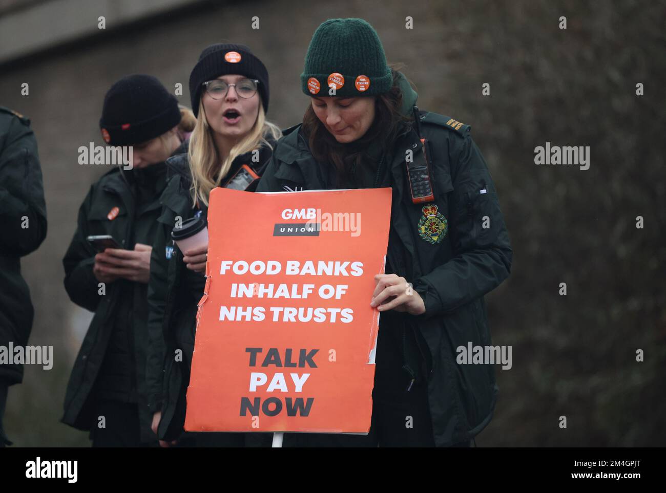 Brighton, Regno Unito. 21st Dec, 2022. Impressionante ambulanza lavoratori sulla linea picket fuori Chamberlain House Ambulance Centre a Brighton. Credit: James Boardman/Alamy Live News Foto Stock