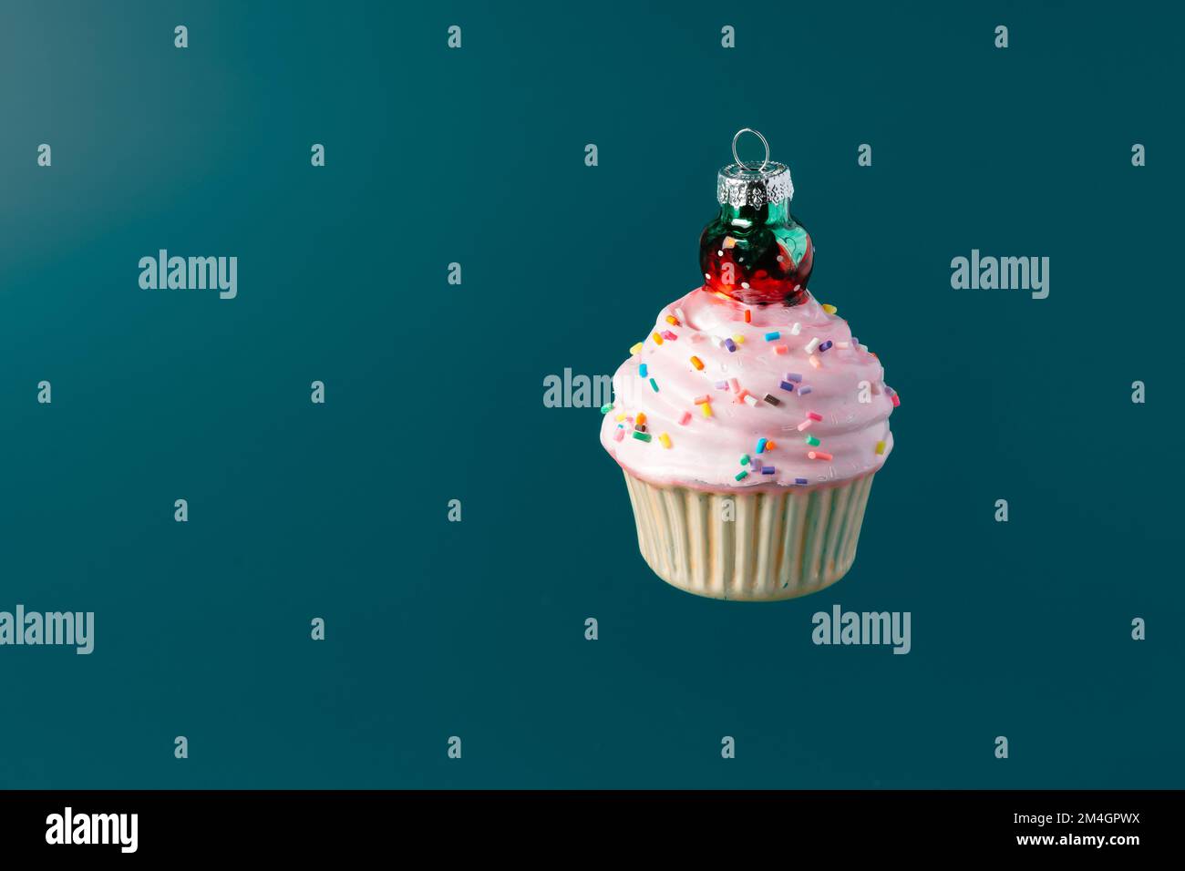 Natale dolce cupcake abbauble su sfondo verde scuro Foto Stock