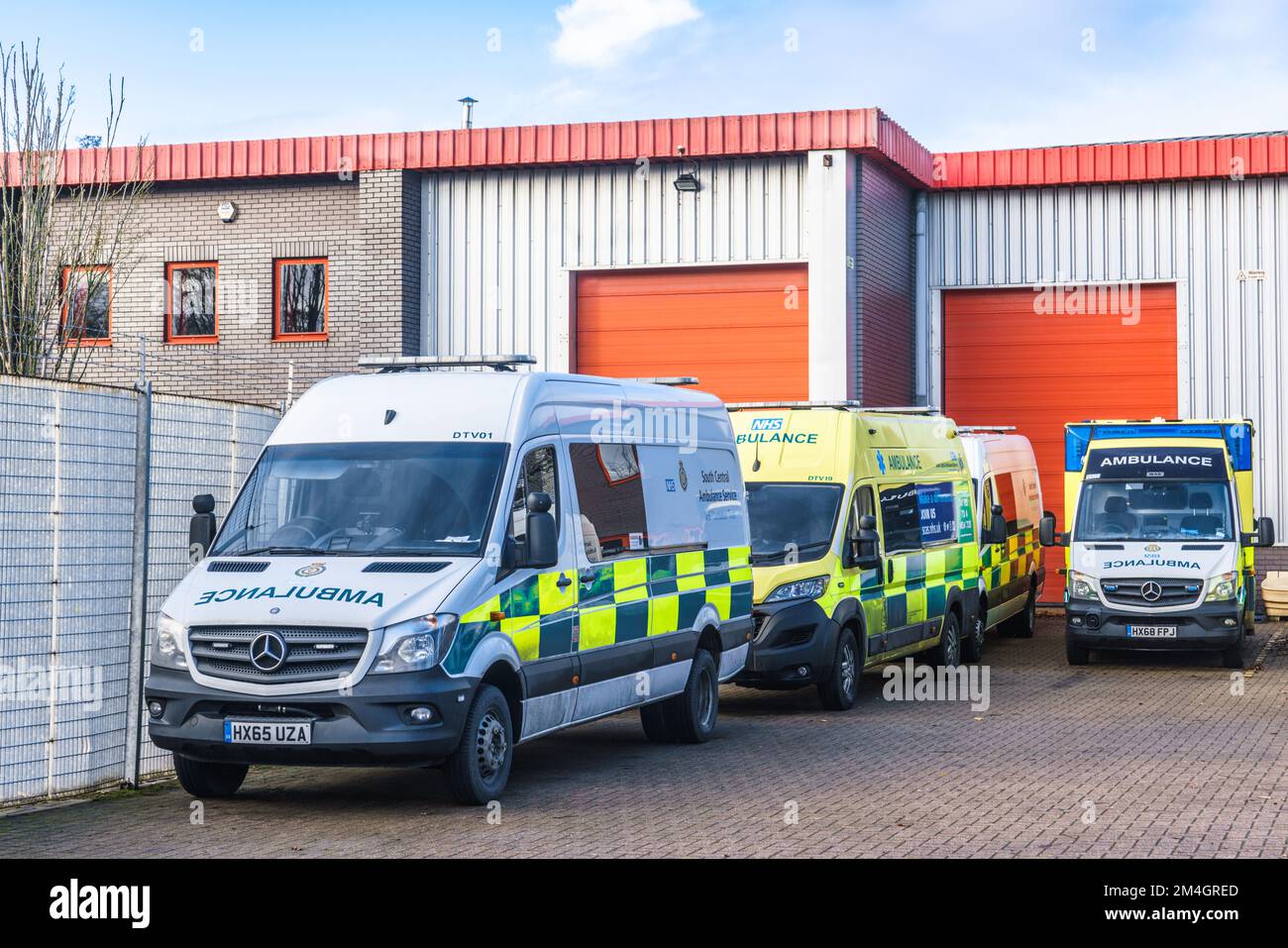 Veicoli ambulanza parcheggiati presso il South Central Ambulance Service, Bicester, Oxfordshire, Regno Unito Foto Stock